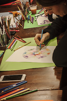 포토 JPG 해외이미지 여자 색연필 실내 한명 들기 상반신 성인 옆모습 그리기 성인여자한명만 해외포토 1 뷰포인트 모션 학용품 사람 내부 여자한명만 성인여자만 파일형식 이미지허브