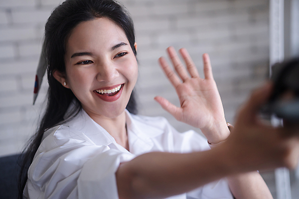 포토 JPG 해외이미지 백인 손 응시 여자 행복 비즈니스 성공 한명 사람 성인 스마트폰 카메라 기쁨 자신감 사인 긍정 보여주기 해외포토 서양인 1 시선 감정 컨셉 모션 신체부위 전자제품 핸드폰 스마트기기 파일형식 이미지허브