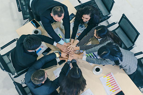 포토 JPG 해외이미지 직업 여자 남자 행복 비즈니스 성공 미래 노동자 악수 함께함 대화 사람 여러명 금융 사무실 힘 업무 작업 직장인 비즈니스맨 비즈니스우먼 그룹 계획 연결 종업원 고객 커뮤니티 변호사 경영 지원 해외포토 감정 다수 컨셉 말하기 손짓 경제 파일형식 이미지허브