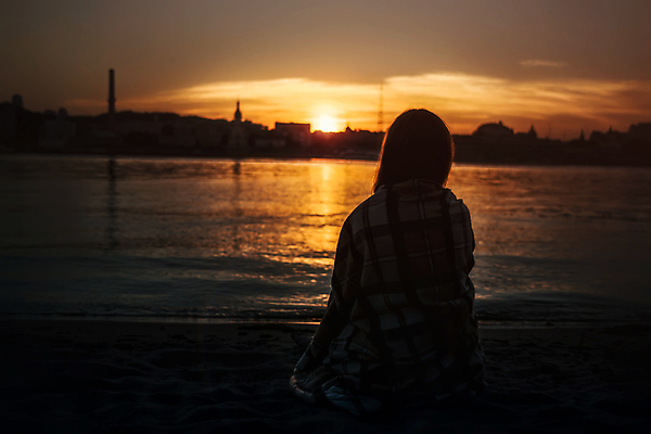포토 JPG 해외이미지 여자 실루엣 바다 여행 휴가 한명 서기 상반신 성인 야외 일몰 성인여자한명만 해외포토 1 모션 촬영기법 사람 노을 여자한명만 성인여자만 파일형식 이미지허브