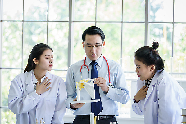 포토 JPG 해외이미지 학생 응시 여자 교육 남자 신체 골격 실험 들기 사람 동양인 성인 세명 교수 가르침 실험실 과학자 대학교 뼈모형 성인만 해외포토 직업 시선 과학 학교 모션 인종 모형 교사 학자 파일형식 이미지허브