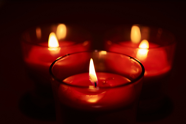 포토 JPG 해외이미지 전통 종교 백그라운드 크리스마스 일러스트 촛불 불 휴가 휴식 사람없음 장식 빨간색 빛 노란색 교회 평화 검은색 축제 어둠 활발 축하 뜨거움 화려 영혼 야간 신비 심볼 명상 신성 광 왁스 해외포토 자연요소 기념일 컬러 컨셉 초 종교건축 건물 파일형식 이미지허브