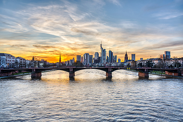 포토 JPG 해외이미지 유럽 비즈니스 하늘 전등 조명 주택 독일 풍경 사람없음 건물 물 금융 강 도시풍경 사무실 일출 고층빌딩 황혼 일몰 새벽 도시 도심 야간 메인 지역 스카이라인 빛망울 랜드마크 프랑크푸르트 해외포토 자연요소 건축물 나라 빌딩 경제 빛 노을 파일형식 이미지허브