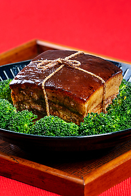 포토 JPG 해외이미지 접시 실내 돼지고기 사람없음 중식 끈 브로콜리 나무쟁반 동파육 빨간배경 해외포토 식기 음식 백그라운드 채소 쟁반 육류 내부 목재 빨간색 파일형식 이미지허브