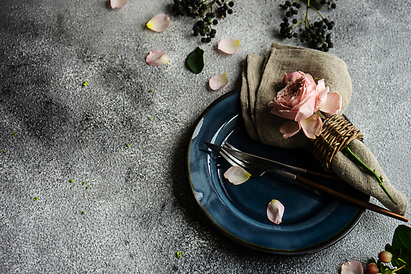 포토 JPG 해외이미지 식기 꽃잎 포크 잎 회색배경 사람없음 장미 나이프 냅킨 유리그릇 카피스페이스 해외포토 식물 그릇 꽃 백그라운드 유리 공백 회색 칼 파일형식 이미지허브