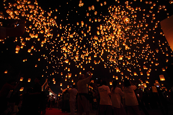 포토 JPG 해외이미지 사람 여러명 야외 빛 야간 풍등 풍등날리기 풍등놀이 풍등행사 풍등축제 해외포토 자연요소 다수 놀이 조명 이벤트 등축제 파일형식 이미지허브