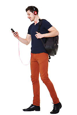 포토 JPG 해외이미지 백인 모델 1 라이프스타일 응시 남자 행복 음악 여행 백그라운드 신체 가방 모바일 한명 서기 사람 성인 스마트폰 유행 걷기 헤드폰 듣기 흰색 자신감 시원함 가득함 스마트 길이 고립 카피스페이스 해외포토 서양인 시선 잡화 감정 컬러 음향기기 컨셉 모션 문화예술 생활 핸드폰 스마트기기 공백 파일형식 이미지허브