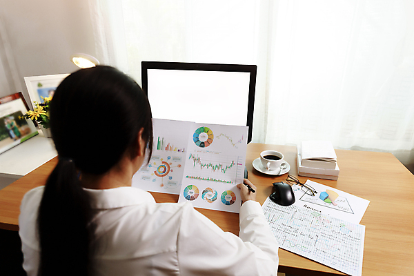 포토 JPG 해외이미지 직업 여자 종이 컨셉 인터넷 회사 비즈니스 통계 그래프 설계 주택 한명 사람 앉기 금융 경제 노트북 컴퓨터 사무실 디지털 스크린 모니터 자료 웹 장비 거래 정보 업무 작업 비즈니스우먼 네트워크 시장 주식 책상 분석 무역 보고서 신분 온라인 프리랜서 해외포토 1 산업 가구 모션 건물 전자제품 직장인 파일형식 이미지허브