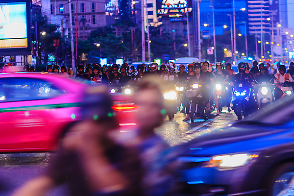 포토 JPG 해외이미지 도로 길 컨셉 교통시설 모션 자동차 거리 사람 사람없음 빨간색 자전거 운전 오토바이 대기 도시 시간 고속도로 승차 야간 소프트포커스 잼 교차로 속도 출퇴근 방콕 순환 바쁨 승객 일반 모터 그만 라이더 블러 통근 해외포토 자연요소 육상교통 컬러 교통 비즈니스 태국 촬영기법 바이크 소스_음식 시설 출근 파일형식 이미지허브