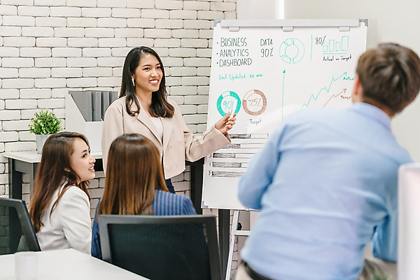 포토 JPG 해외이미지 여자 교육 행복 회사 비즈니스 사업가 교실 성공 회의 설계 실내 사람 동양인 성인 세명 사무실 강사 듣기 업무 비즈니스우먼 자신감 발표 가르침 전문직 토론 종업원 동료 리더 대답 세미나 지원 브레인스토밍 해외포토 직업 감정 컨셉 학교 관계 모션 인종 내부 작업 직장인 파일형식 이미지허브