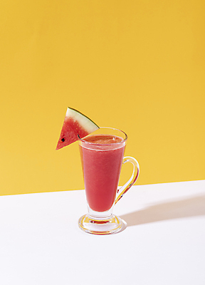 포토 JPG 해외이미지 잔 수박 실내 그림자 사람없음 노란배경 수박주스 해외포토 식기 백그라운드 과일 내부 노란색 과일주스 파일형식 이미지허브