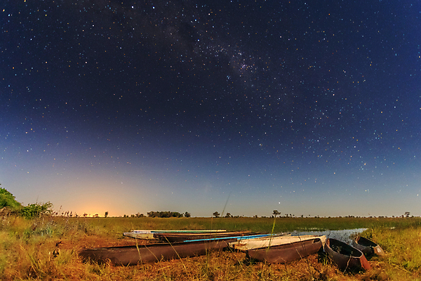 포토 JPG 해외이미지 공원 호수 여행 교통시설 아프리카 자연 하늘 풍경 사람없음 야외 목재 초록색 물 여름 강 일몰 보트 야간 사파리 함선 카누 멀리 별빛 남쪽 보츠와나 사바나 전국 해외포토 자연요소 나무 계절 공공시설 나라 별 컬러 교통 배_교통 재료 빛 노을 수상스포츠 방향 시설 생태계 파일형식 이미지허브