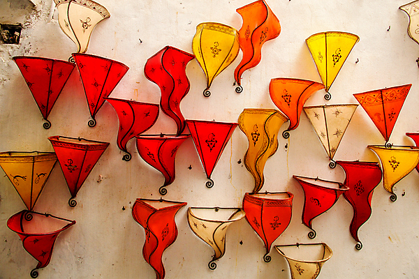 포토 JPG 해외이미지 전통 오렌지 비즈니스 아프리카 전등 종류 미술 사람없음 장식 빨간색 노란색 판매 세일 상점 램프 시장 선택 삼각형 상품 가죽 이슬람교 피부 오브젝트 피라미드 상업 기념품 장인 모로코 수공예 매각 메디나 핸드메이드 해외포토 도형 건축물 나라 종교 컬러 컨셉 과일 문화예술 조명 신체부위 공예 랜드마크 파일형식 이미지허브