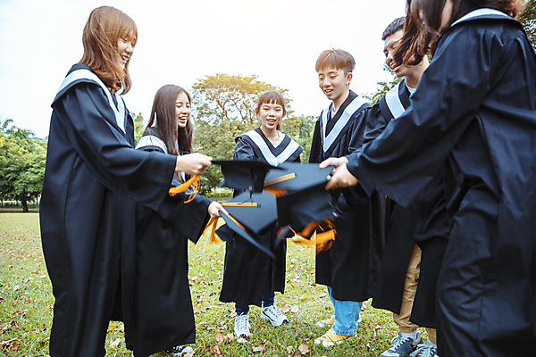 포토 JPG 해외이미지 주간 전신 여자 남자 행복 학사모 졸업 졸업식 졸업생 여러명 성인 야외 옆모습 축하 졸업가운 성인만 해외포토 자연요소 모자_잡화 교육 감정 뷰포인트 다수 컨셉 사람 가운 파일형식 이미지허브