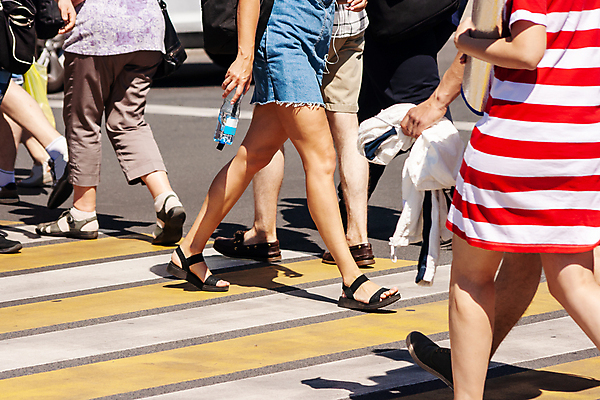 포토 JPG 해외이미지 라이프스타일 드레스 여자 남자 도로 여행 백그라운드 신발 컨셉 가방 발 거리 안전 사람 사람없음 야외 빨간색 파란색 치마 걷기 산책 청바지 도시 그룹 보행자 횡단보도 군중 교차로 속도 바쁨 장면 얼룩말 단계 건너기 방법 해외포토 잡화 옷 길 컬러 바지 교통시설 모션 하의 휴식 생활 신체부위 말_동물 보행로 파일형식 이미지허브