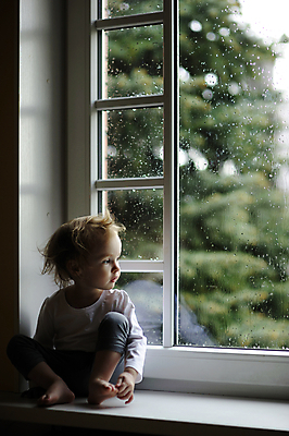 포토 JPG 해외이미지 전신 응시 여자 어린이 창문 실내 무표정 한명 앉기 앞모습 비 혼자 소녀한명만 해외포토 자연요소 1 시선 감정 뷰포인트 모션 날씨 표정 사람 내부 여자한명만 소녀만 파일형식 이미지허브