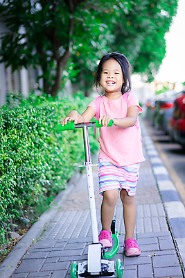 포토 JPG 해외이미지 공원 행복 어린이 스포츠 모션 놀이 거리 한명 미소 사람 동양인 야외 여름 봄 유치원 기쁨 스쿠터 승차 롤러 걸음마 해외포토 1 계절 공공시설 교육 감정 표정 인종 오토바이 파일형식 이미지허브