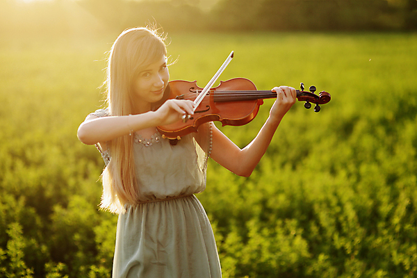 포토 JPG 해외이미지 주간 여자 연주 자연 한명 성인 야외 바이올린 바이올리니스트 성인여자한명만 해외포토 자연요소 1 음악 현악기 사람 연주자 생태계 여자한명만 성인여자만 파일형식 이미지허브