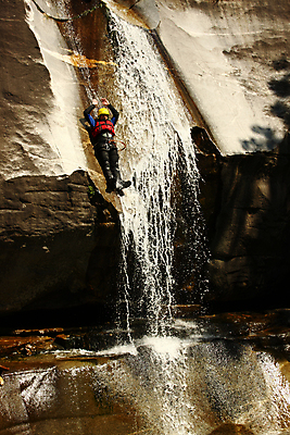 포토 JPG 해외이미지 응시 스포츠 포즈 산 파노라마 사람없음 물 골짜기 점프 폭포 가을 헬멧 위험 무서움 스위스 즐거움 리프트 해외포토 자연요소 시선 계절 감정 유럽 컨셉 모션 자연 촬영기법 보호장비 파일형식 이미지허브