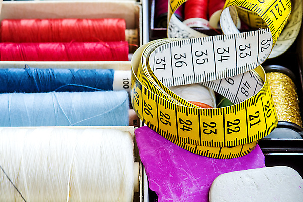 포토 JPG 해외이미지 옷 산업 분홍색 백그라운드 패턴 사람없음 빨간색 초록색 파란색 상자 컬러풀 유행 흰색 직물 면 업무 그룹 실 바느질 측정 분필 롤 실타래 자수 섬유 얼레 재단 많음 해외포토 컬러 컨셉 무늬 작업 초크 파일형식 이미지허브