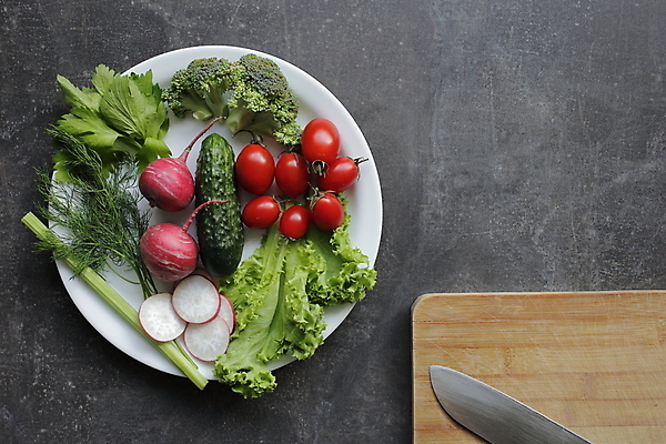 포토 JPG 해외이미지 접시 토마토 식재료 오이 실내 사람없음 하이앵글 칼 상추 브로콜리 허브 건강식 나무도마 적환무 해외포토 식물 식기 음식 뷰포인트 채소 도마 내부 목재 무 파일형식 이미지허브