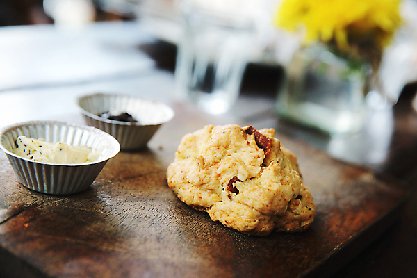 포토 JPG 해외이미지 실내 사람없음 아웃포커스 한개 종지 버터 나무도마 스콘 해외포토 1 그릇 빵 도마 촬영기법 내부 목재 파일형식 이미지허브