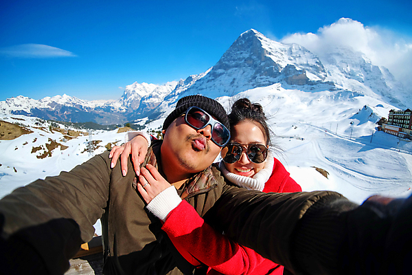 포토 JPG 해외이미지 커플 유럽 얼굴 여행 겨울 교통시설 자연 하늘 휴가 스키 산 파노라마 사랑 풍경 두명 빨간색 초록색 여름 파란색 기차 추위 흰색 역 정상 스위스 알프스 북쪽 절정 해외포토 계절 감정 나라 육상교통 컬러 교통 관계 겨울스포츠 대중교통 촬영기법 사람 신체부위 방향 시설 생태계 파일형식 이미지허브