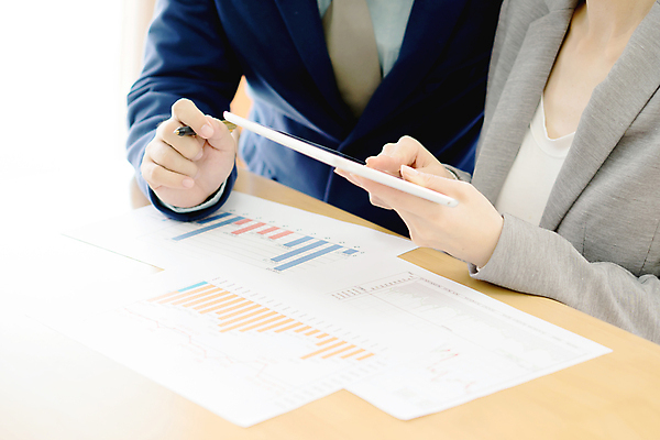 포토 JPG 해외이미지 비즈니스 사업가 통신 수염 설명 미소 사람 사람없음 터치패드 사무실 업무 비즈니스맨 비즈니스우먼 무선전화기 분석 보여주기 경영 해외포토 직업 여자 남자 컨셉 모션 표정 작업 직장인 전화기 파일형식 이미지허브