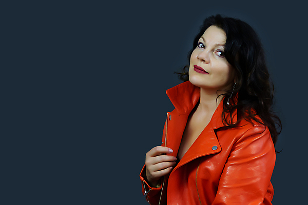 포토 JPG 해외이미지 백인 직업 응시 옷 여자 행복 벽 40대 50대 포즈 백그라운드 성공 갈색머리 실내 한명 서기 미소 사람 성인 유행 우주 재킷 회색 자신감 우아함 닫기 경영자 개성 스타일 카피스페이스 해외포토 서양인 1 헤어스타일 시선 감정 컬러 중년 컨셉 모션 표정 내부 공백 외투 리더 파일형식 이미지허브