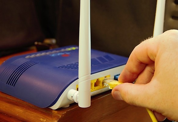 포토 JPG 해외이미지 손 남자 인터넷 통신 사람 사람없음 디지털 자료 네트워크 연결 무선전화기 신호 철사 온라인 공유 랜 모뎀 서버 입력 지원 해외포토 신체부위 전화기 파일형식 이미지허브