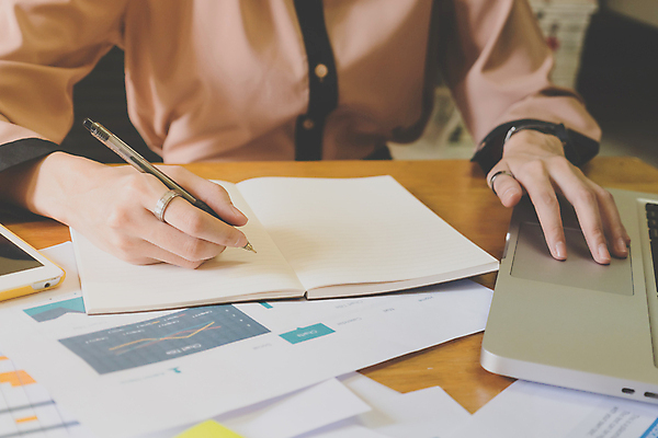 포토 JPG 해외이미지 직업 종이 컨셉 비즈니스 손가락 탁자 설계 직장 사람 사람없음 목재 노트북 컴퓨터 사무실 펜 쪽지 공책 자료 시험 키보드 업무 비즈니스맨 계획 책상 분석 오브젝트 보고서 문서 바쁨 경영 구성 마케팅 프로젝트 해외포토 나무 손 교육 남자 가구 회사 재료 문구용품 전자제품 필기구 작업 직장인 파일형식 이미지허브