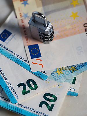 포토 JPG 해외이미지 손 유럽 장갑 돈 손가락 독일 건강 가면 사람없음 금융 경제 파란색 달러 동전 미국 이탈리아 금지 유로 프랑스 시장 질병 자르기 잠금 대출 빚 라텍스 예산 우울증 위기 유럽연합 자금 제어 유대감 해외포토 잡화 나라 컬러 북아메리카 의학 모션 신체부위 재산 보안 파일형식 이미지허브