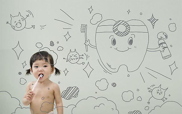 PSD 편집이미지 여자 포토일러 한명 미소 사람 상반신 한국인 양치 아기 칫솔 치약 치아모형 박테리아 여자아기한명만 이미지편집 1 의학 표정 동양인 위생용품 청결 치아 여자한명만 여자아기만 파일형식