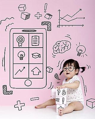 전신 PSD 편집이미지 여자 교육 학사모 전구 포토일러 그래프 한명 사람 앉기 스마트폰 쌓기 칠판 블록 한국인 아기 상패 그림 여자아기한명만 이미지편집 모자_잡화 1 졸업 모션 동양인 핸드폰 스마트기기 상_우승 여자한명만 여자아기만 파일형식