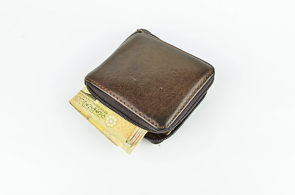 포토 JPG 해외이미지 손 종이 백그라운드 컨셉 지폐 돈 비즈니스 성공 사람없음 금융 경제 쪽지 저축 흰색 잡기 만 시장 재산 중앙 왕 무역 주기 투자 아라비아 기부 계산서 사우디아라비아 월급 대출 고립 아랍어 왕국 해외포토 산업 컬러 중동 모션 신체부위 파일형식 이미지허브