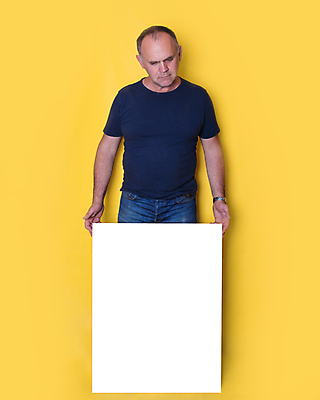 포토 JPG 해외이미지 배너 남자 행복 포스터 종이 셔츠 비즈니스 광고판 한명 서기 미소 사람 우주 공백 흰색 잡기 사인 고립 해외포토 1 감정 컬러 상의 모션 알림판 표정 판 파일형식 이미지허브