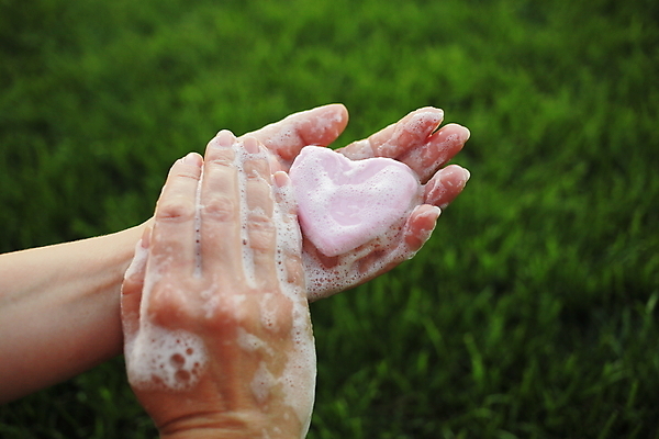 포토 JPG 해외이미지 여자 신체 손가락 실내 건강 손바닥 한명 서기 사람 사람없음 일상 청결 거품 젖음 욕실 신선 액체 개울 붓기 바이러스 보호 위생 씻기 빨래 청소 피부 순수 싱크대 수도꼭지 피부관리 화장실 예방 감염 미생물 비누 박테리아 돌봄 소독 위생관리 스플래쉬 카피스페이스 해외포토 1 손 컨셉 가사 의학 모션 생물 관리 내부 라이프 신체부위 강 위생용품 뷰티 공백 개수대 파일형식 이미지허브