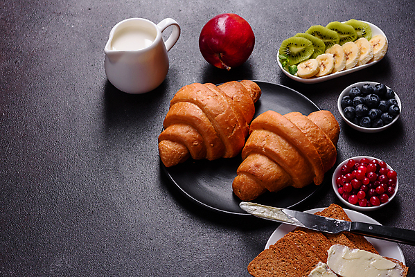 포토 JPG 해외이미지 접시 검은배경 바나나 실내 키위 사람없음 크래커 사과 크루아상 크림 블루베리 고소한맛 페스츄리 해외포토 식기 빵 백그라운드 과일 내부 쿠키 검은색 맛 파일형식 이미지허브