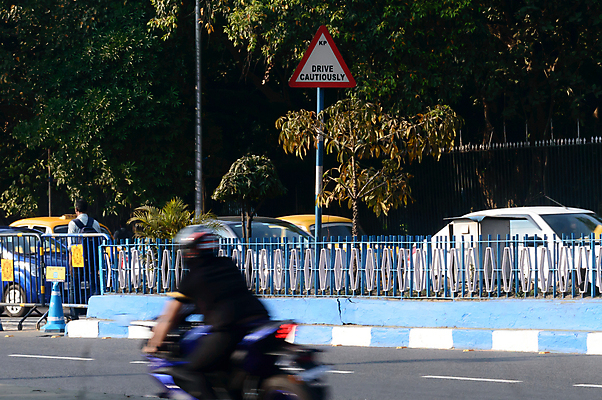 포토 JPG 해외이미지 라이프스타일 도로 육상교통 교통수단 여행 백그라운드 가로등 건축양식 교통시설 자동차 거리 사람없음 야외 관광지 도시풍경 여행객 방 운전 차도 오토바이 긴급 도시 헬멧 방향 속도 도로표지판 바쁨 시티라이프 타운 명승지 속도계 해외포토 공공시설 건축 길 교통 모션 사람 풍경 생활 바이크 표지판 보호장비 시설 파일형식 이미지허브