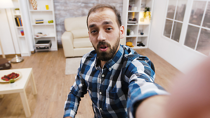 포토 JPG 해외이미지 남자 책장 한명 상반신 성인 소파 촬영 원근감 방송 촬영실 성인남자한명만 유튜버 해외포토 1 뷰포인트 가구 의자 사람 공간 남자한명만 성인남자만 파일형식 크리에이터 이미지허브