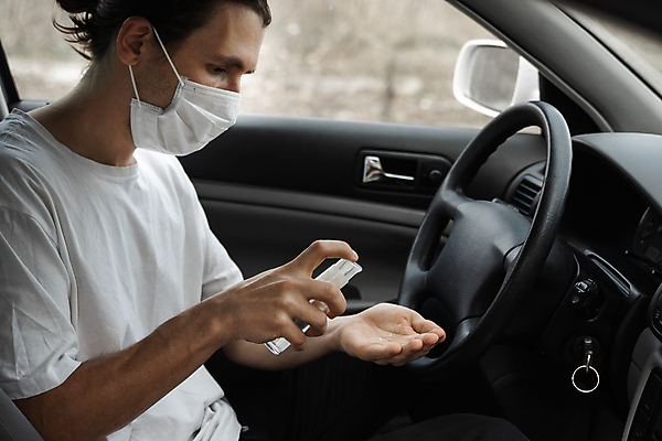 포토 JPG 해외이미지 남자 자동차 실내 마스크 한명 들기 상반신 성인 운전석 자동차내부 성인남자한명만 손소독제 손소독 해외포토 1 육상교통 모션 사람 내부 소독 소독제 남자한명만 성인남자만 파일형식 이미지허브