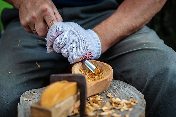 포토 JPG 해외이미지 전통 손 디자인 조각 크리스마스 프레임 관리 사람 사람없음 목재 장식 갈색 금속 숟가락 장비 수확 도구 공구 업무 시장 닫기 공예 목수 복고 만들기 목공예 라트비아 리가 솜씨 옛날 전국 조작 핸드메이드 해외포토 나무 직업 기념일 컬러 농업 재료 모션 재질 수저 북유럽 취미 신체부위 작업 파일형식 이미지허브