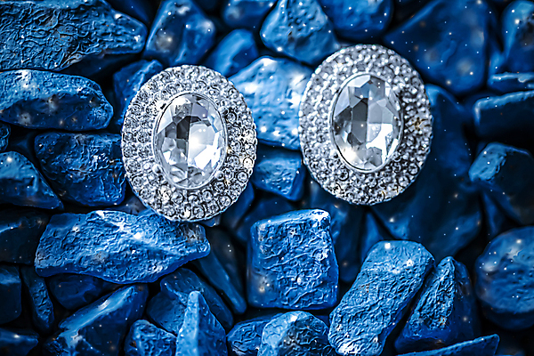 포토 JPG 해외이미지 장신구 실내 사람없음 귀걸이 조약돌 화려 우아함 보석 파란배경 다이아몬드 해외포토 백그라운드 컨셉 내부 파란색 돌_바위 광석 파일형식 이미지허브