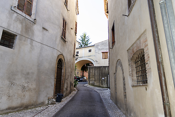 포토 JPG 해외이미지 외관 건축양식 창문 하늘 주택 사람없음 야외 건물 파란색 성당 교회 여행객 문 마을 이탈리아 궁전 골동품 도시 중세 역사 아치 타운 기념물 르네상스 세기 해외포토 건축물 건축 유럽 컬러 고건축 종교건축 모션 사람 파일형식 이미지허브