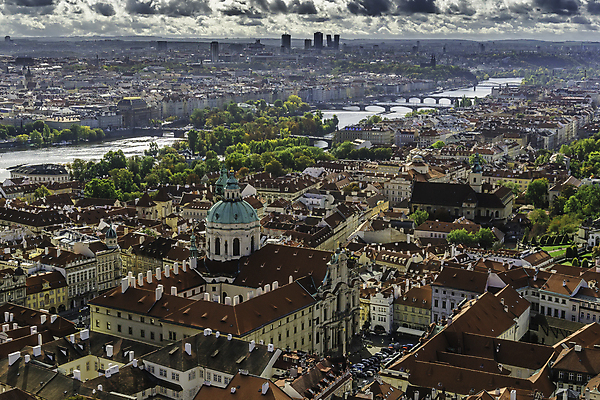 포토 JPG 해외이미지 나무 구름 외관 계절 유럽 여행 건축양식 하늘 지붕 거리 주택 풍경 사람없음 야외 건물 가로 빨간색 물 강 도시풍경 교회 여행객 탑 가을 도시 센터 중세 역사 체코 프라하 타운 고딕 보헤미아 옛날 해외포토 자연요소 식물 건축물 건축 나라 컬러 종교건축 사람 파일형식 이미지허브