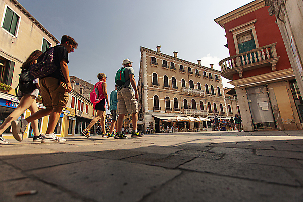 포토 JPG 해외이미지 주간 전신 여자 남자 유럽풍경 유럽건축 거리 여러명 성인 야외 건물 옆모습 걷기 이탈리아 베네치아 성인만 해외포토 자연요소 건축물 유럽 뷰포인트 다수 서양건축 모션 사람 풍경 파일형식 이미지허브