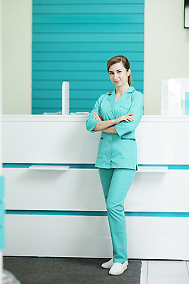 포토 JPG 해외이미지 전신 여자 유니폼 실내 병원 한명 서기 성인 앞모습 간호사 의사 성인여자한명만 해외포토 1 옷 뷰포인트 의학 모션 사람 내부 의료진 여자한명만 성인여자만 파일형식 이미지허브