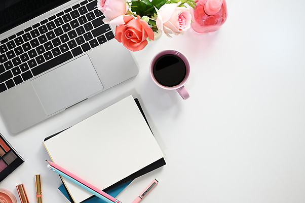 포토 JPG 해외이미지 꽃 커피 백그라운드 사람없음 노트북 펜 메모지 화려 병 커피잔 아이섀도 카피스페이스 해외포토 식물 식기 음료 컨셉 잔 전자제품 필기구 사무용품 화장품 공백 파일형식 이미지허브