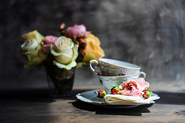 포토 JPG 해외이미지 꽃잎 회색배경 사람없음 아웃포커스 장미 쌓기 꽃병 어둠 찻잔 냅킨 나무탁자 해외포토 꽃 백그라운드 모션 탁자 잔 촬영기법 회색 파일형식 이미지허브