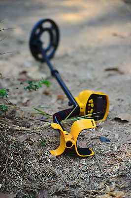 포토 JPG 해외이미지 손 지구 모래 백그라운드 자연 저울 손바닥 잔디 사람없음 초록색 여름 금속 장비 반지 판넬 황금 숲 삽 검색 군용 보물 발견 총알 감싸기 땅파기 숨기 해외포토 식물 계절 무기 컬러 장신구 모션 재질 군대 신체부위 생태계 파일형식 이미지허브